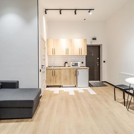 Modern Apartment In The Old City Лвив Екстериор снимка