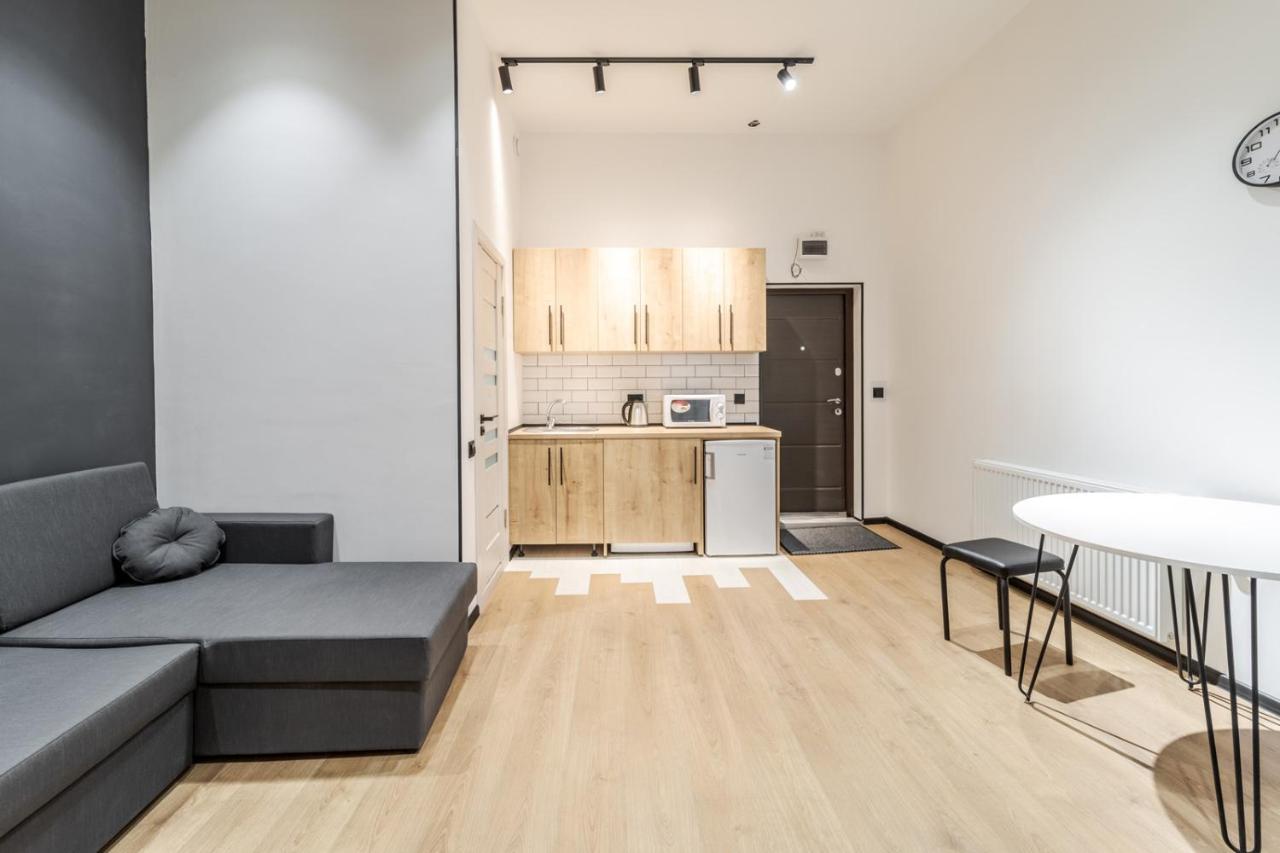 Modern Apartment In The Old City Лвив Екстериор снимка