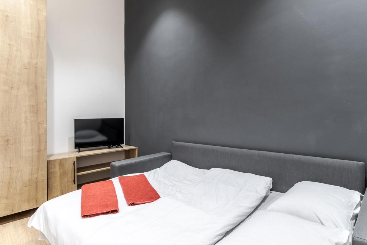 Modern Apartment In The Old City Лвив Екстериор снимка