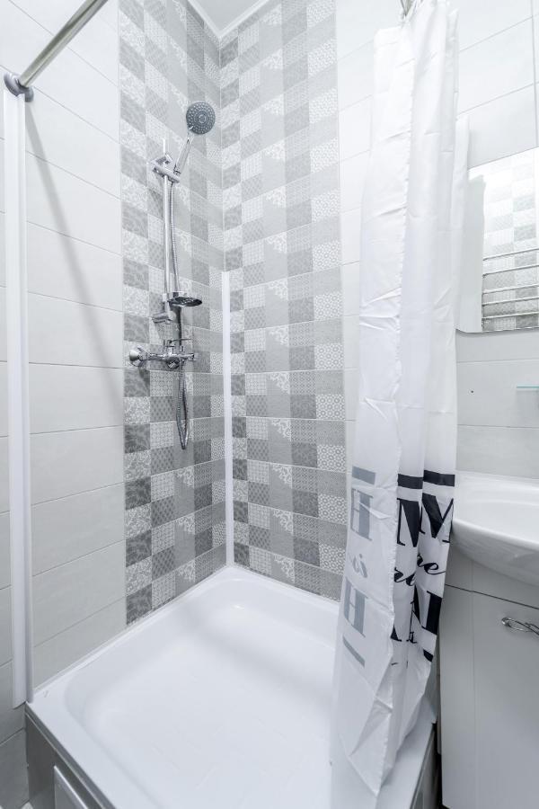 Modern Apartment In The Old City Лвив Екстериор снимка