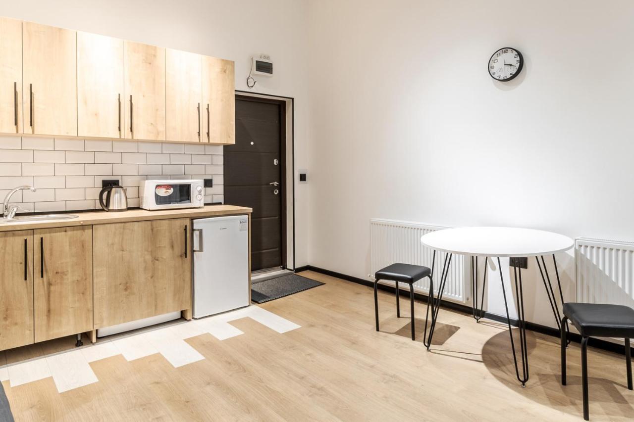 Modern Apartment In The Old City Лвив Екстериор снимка