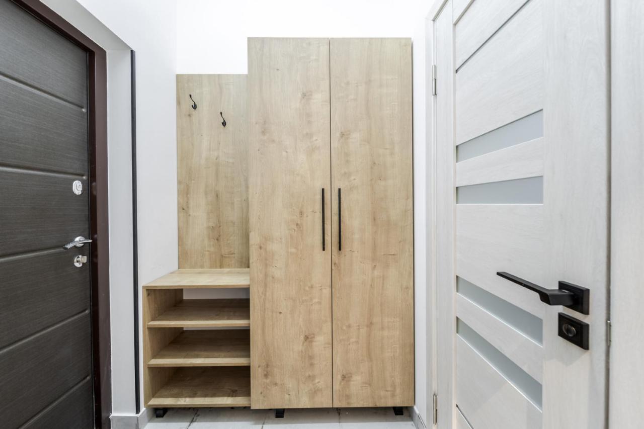 Modern Apartment In The Old City Лвив Екстериор снимка