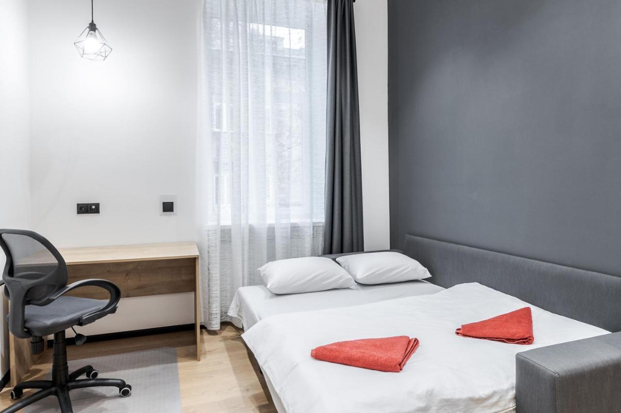 Modern Apartment In The Old City Лвив Екстериор снимка
