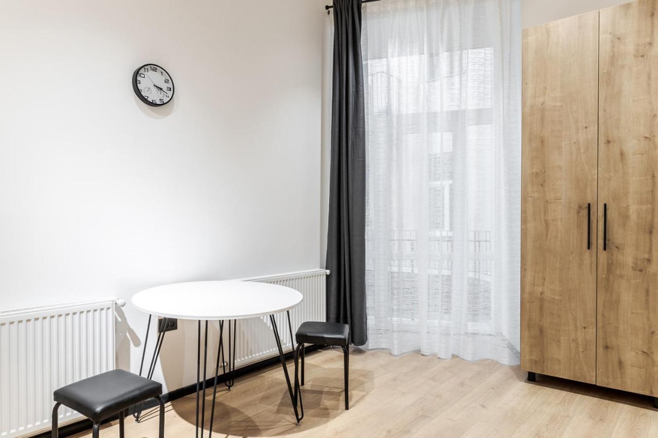 Modern Apartment In The Old City Лвив Екстериор снимка