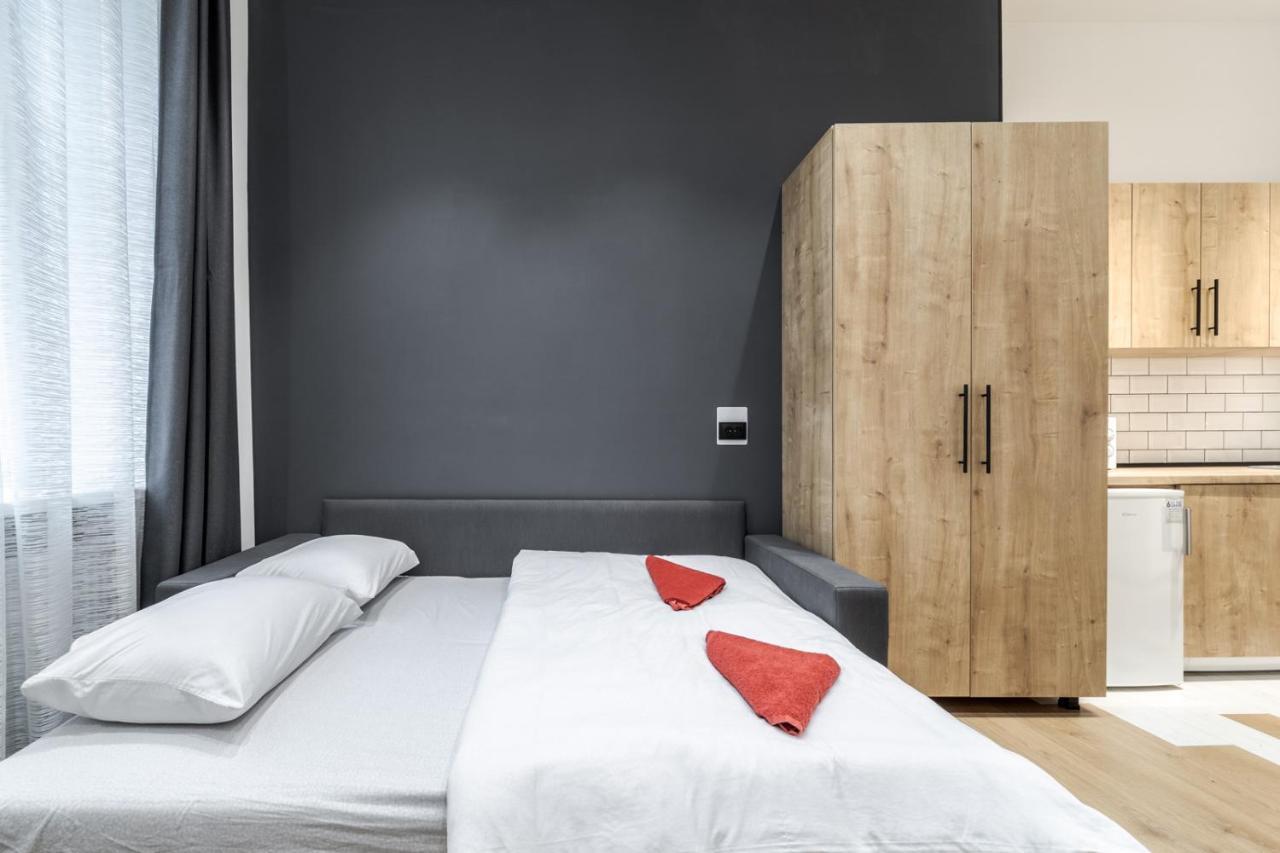 Modern Apartment In The Old City Лвив Екстериор снимка