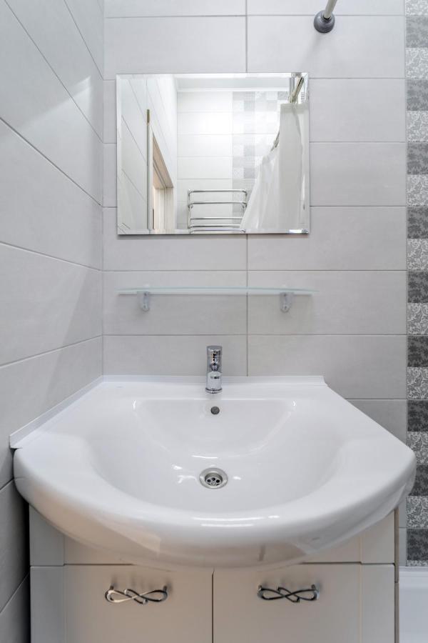 Modern Apartment In The Old City Лвив Екстериор снимка