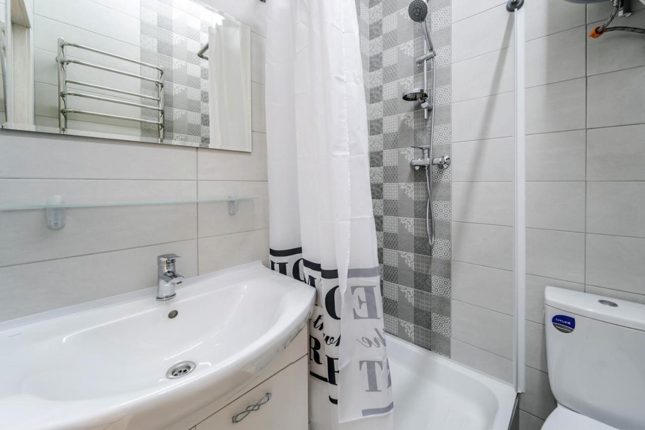 Modern Apartment In The Old City Лвив Екстериор снимка