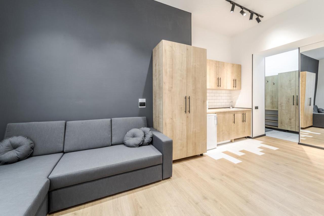 Modern Apartment In The Old City Лвив Екстериор снимка