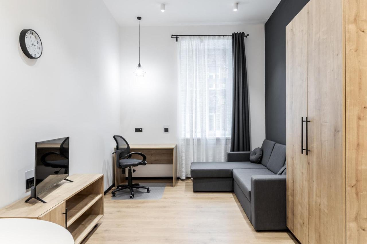 Modern Apartment In The Old City Лвив Екстериор снимка
