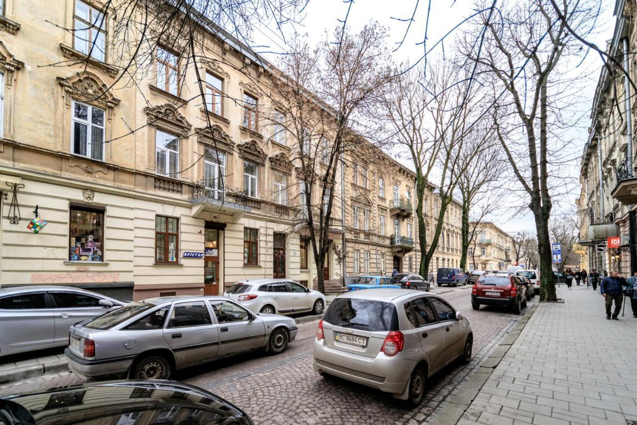 Modern Apartment In The Old City Лвив Екстериор снимка