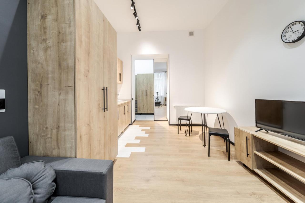 Modern Apartment In The Old City Лвив Екстериор снимка