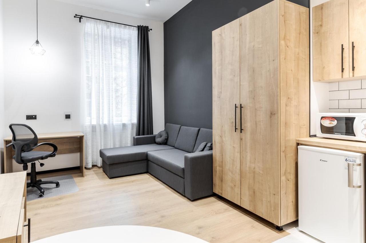 Modern Apartment In The Old City Лвив Екстериор снимка