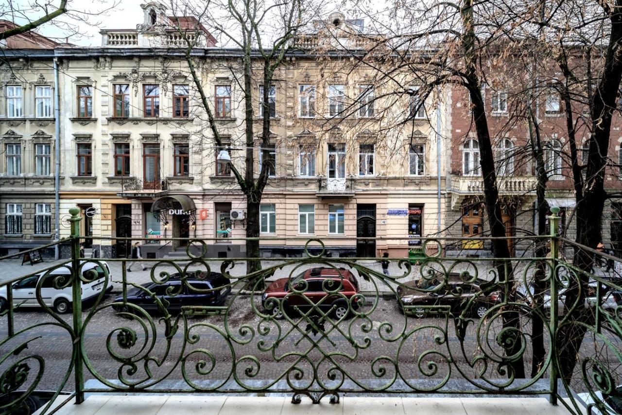 Modern Apartment In The Old City Лвив Екстериор снимка