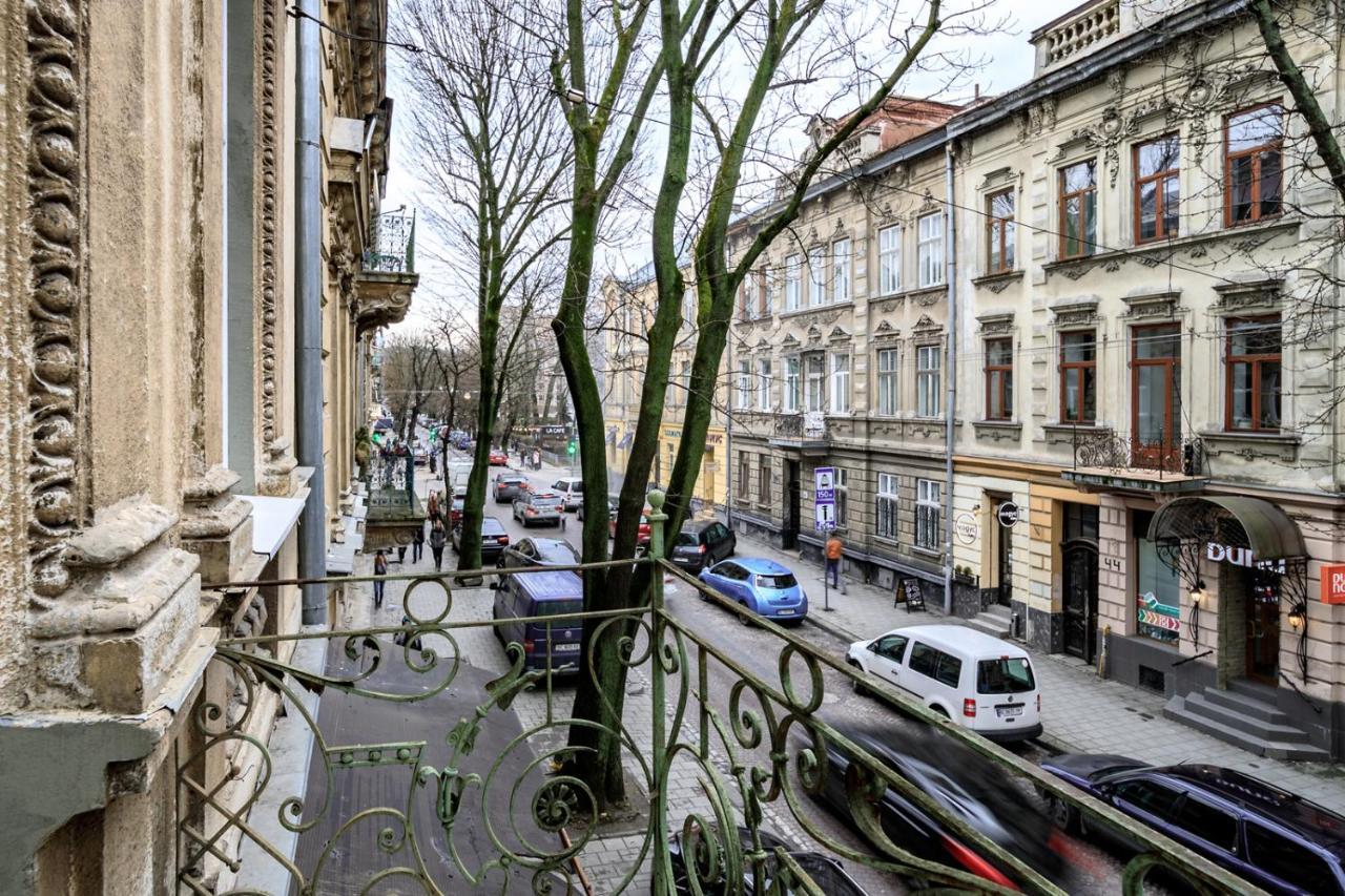 Modern Apartment In The Old City Лвив Екстериор снимка
