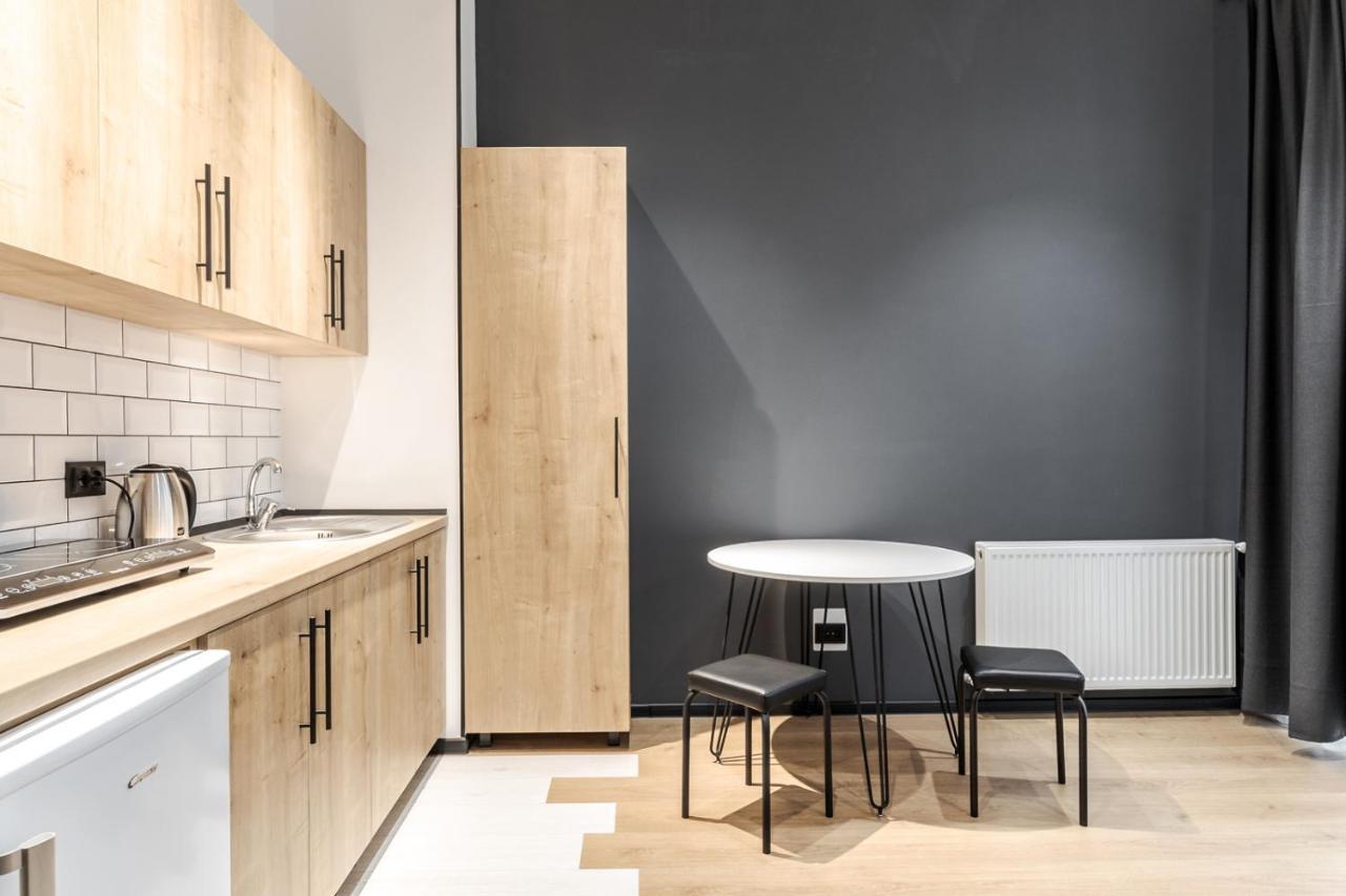 Modern Apartment In The Old City Лвив Екстериор снимка